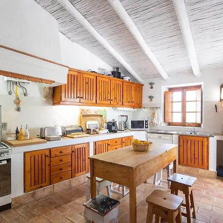 True Local Village לואה