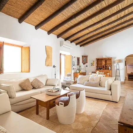 True Local Village לואה