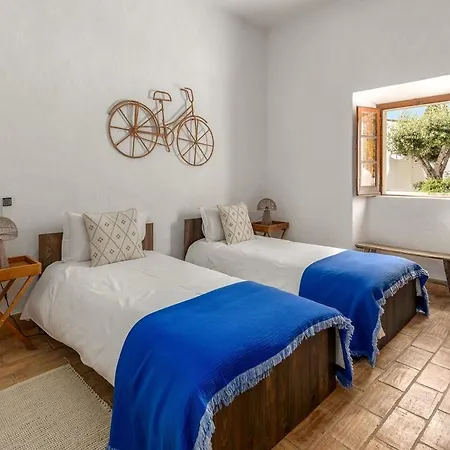 True Local Village לואה